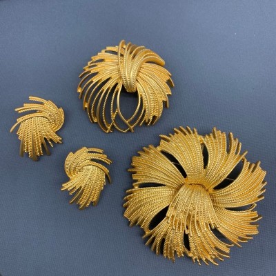 ES9882-1 Alloy electroplated brooch with fireworks display design