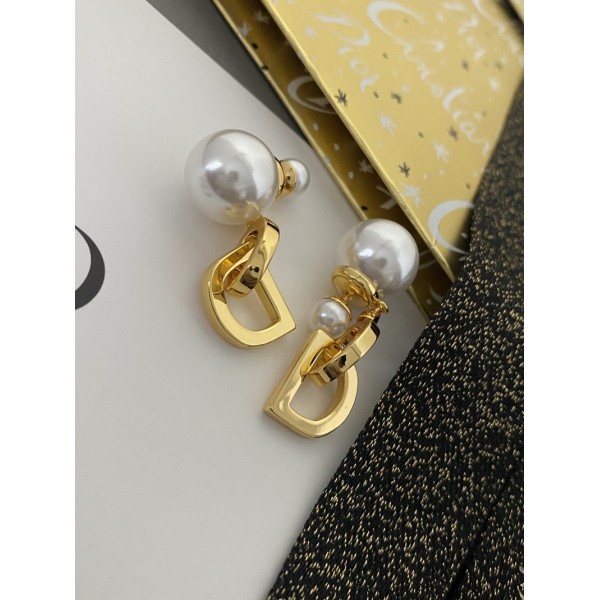 VE9880 Pearl letter pendant Dior earrings