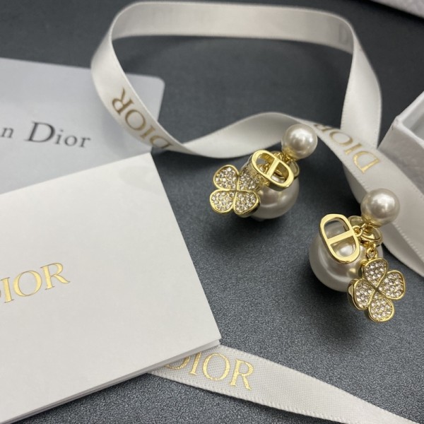 VE9922 Gilded Lucky Grass Pendant Dior Pearl Earrings