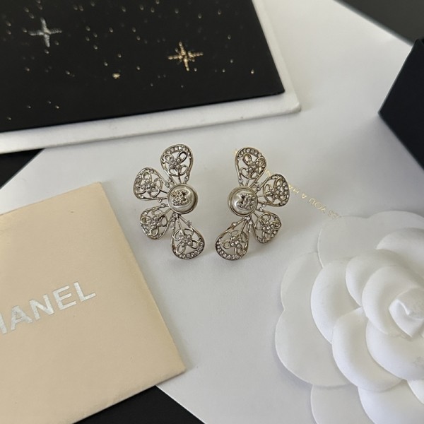 VE9946 Genuine gold electroplated hollow Chanel earrings