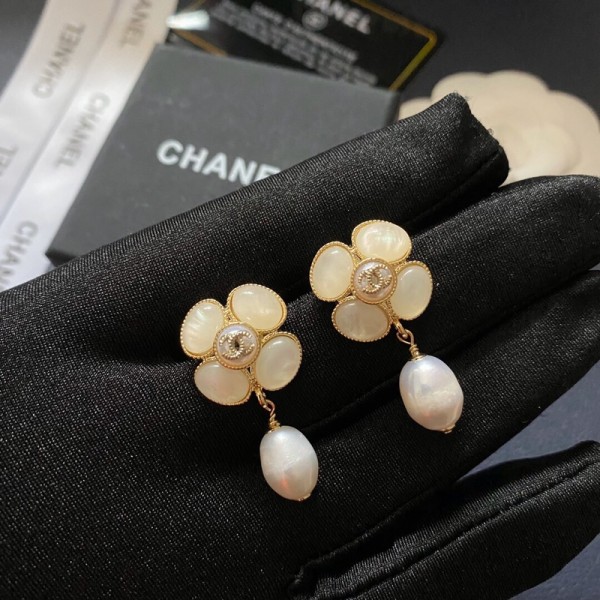 VE9952 Chanel earrings with pearl pendant