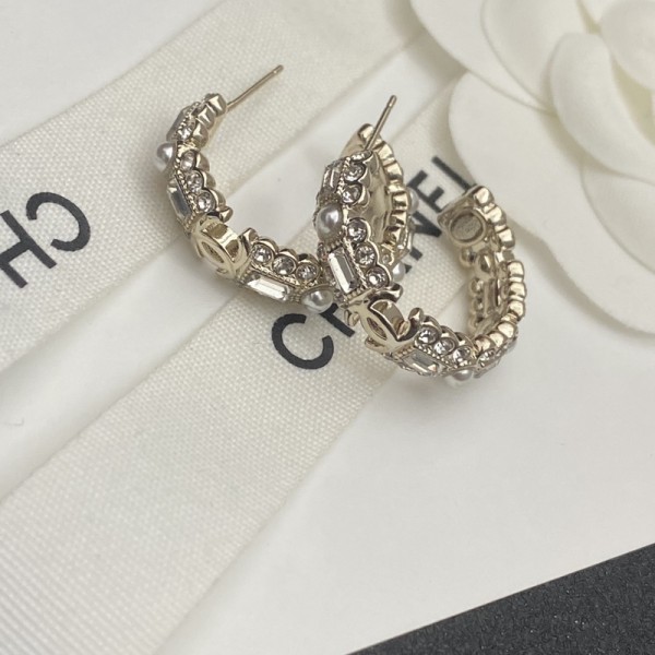 VE9962  Genuine gold plated C-shaped pearl inlaid Chanel earrings