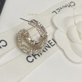 VE9962  Genuine gold plated C-shaped pearl inlaid Chanel earrings