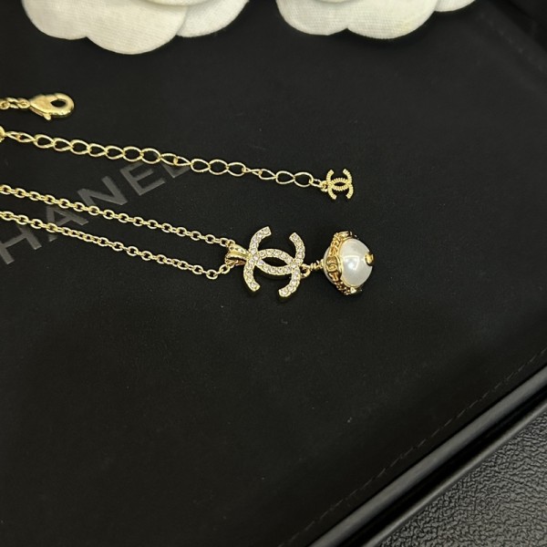 VN9994 Gold plated pearl pendant set with diamonds Chanel necklace