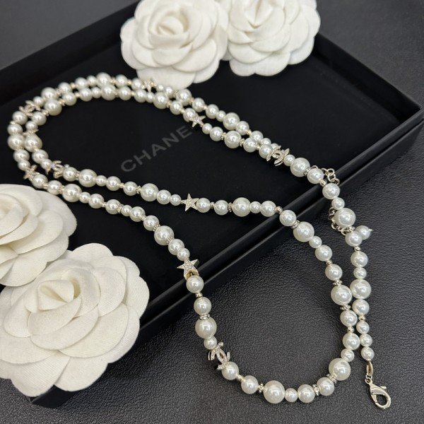 VN9995 Gold plated and diamond studded pearl Chanel necklace